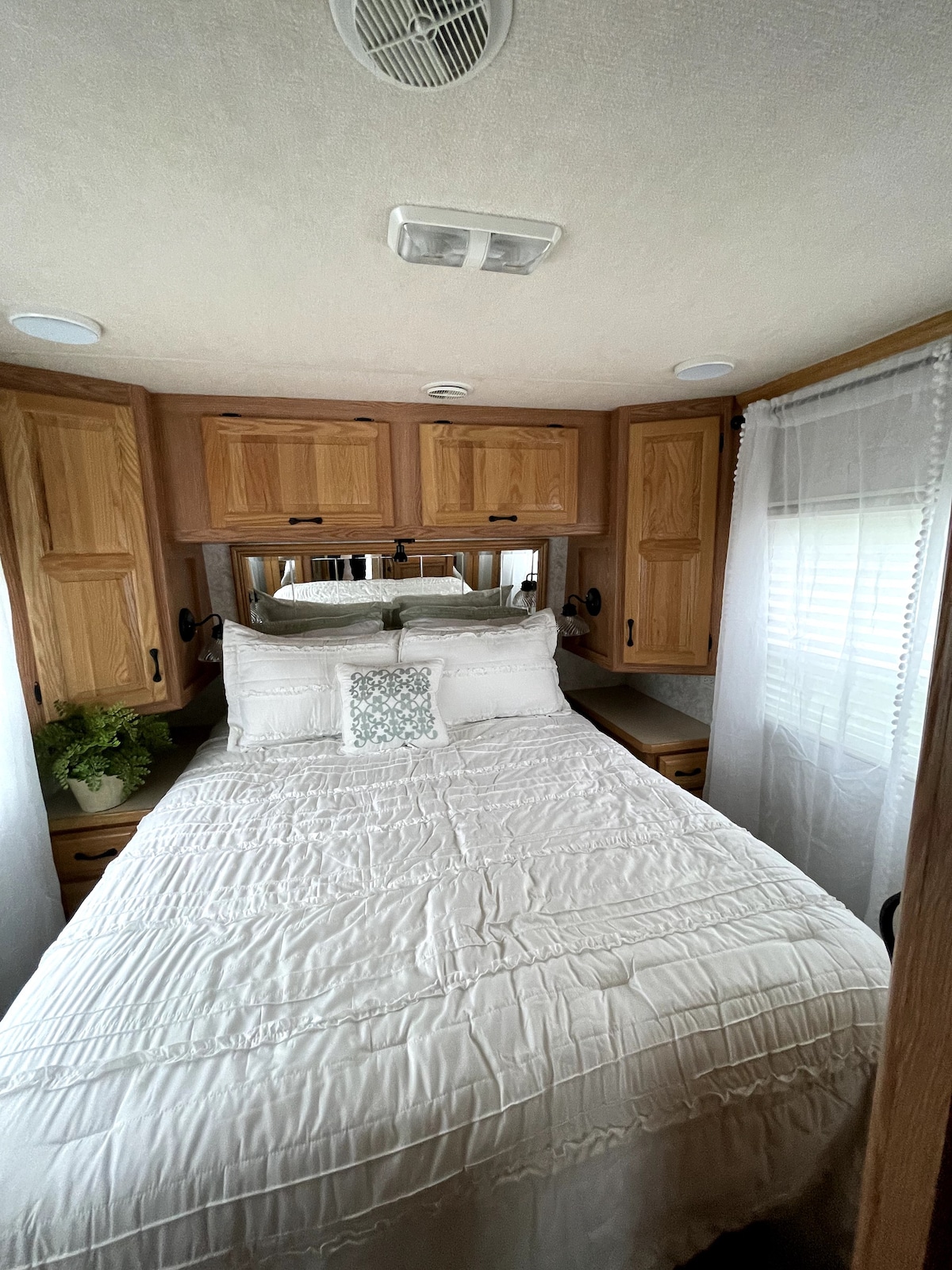 1-bedroom RV, in a quiet spot for couples getaway