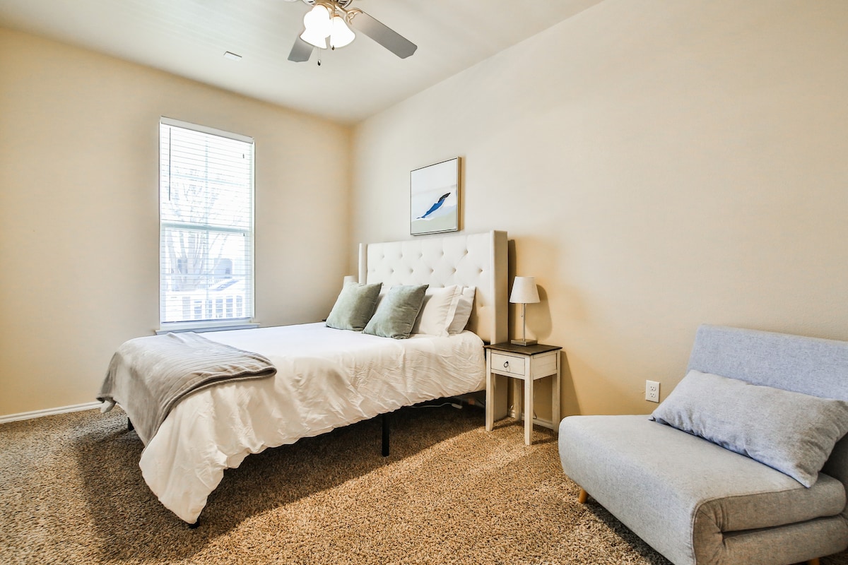 Walk to Tech! 3BD w/ King + FAST Wi-Fi + BBQ