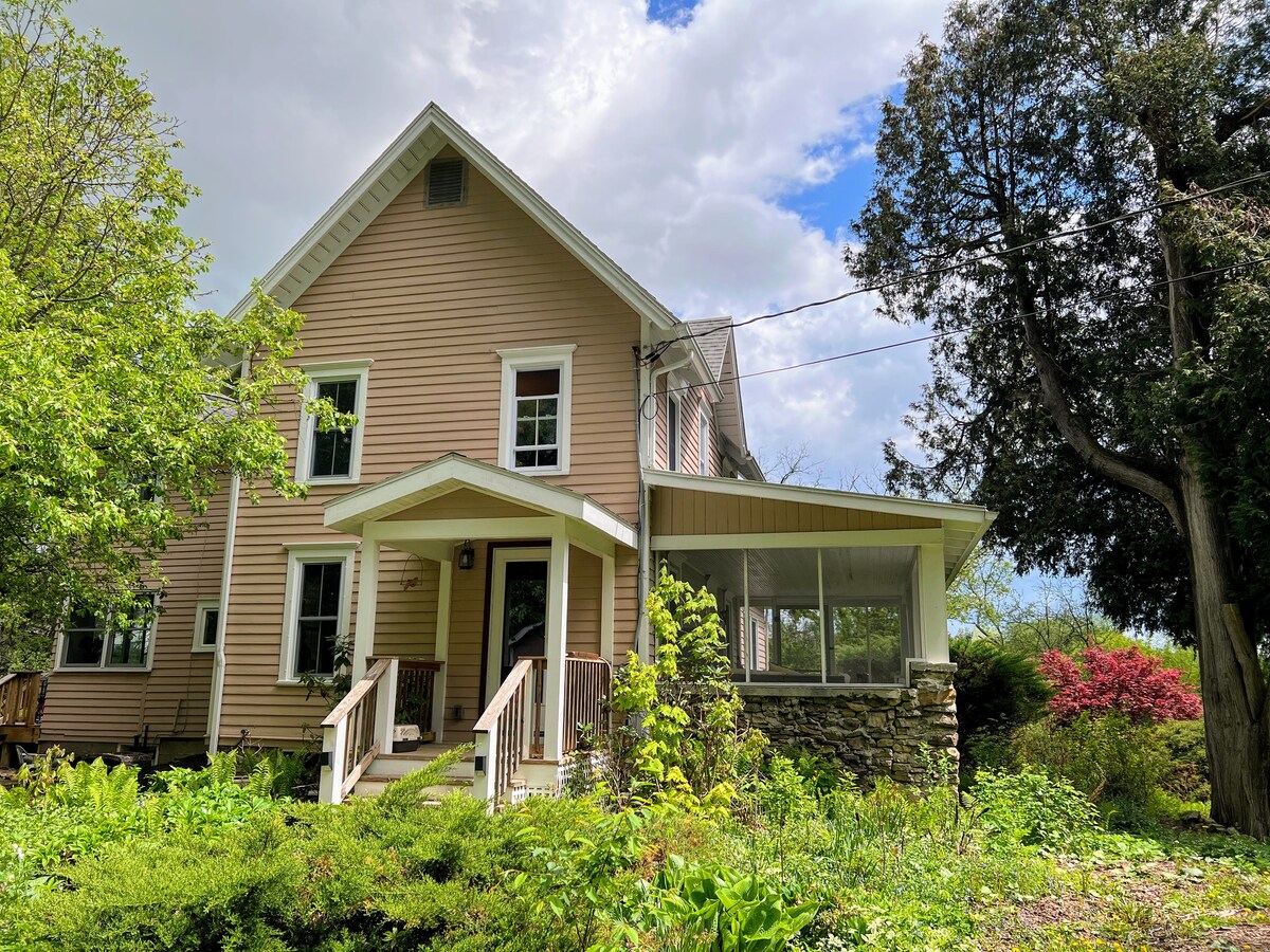 Farmhouse Retreat 15 Minutes From Ithaca / Cornell