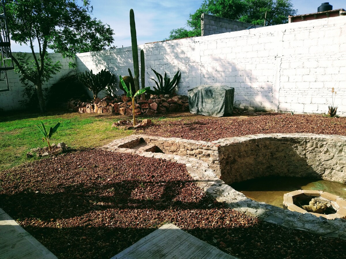 Agradable casa con estacionamiento adentro