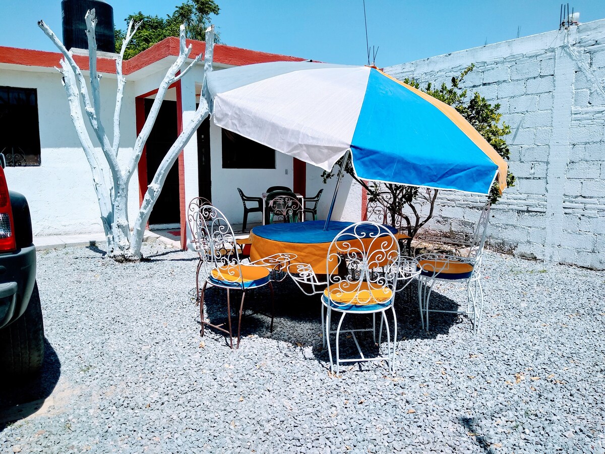 Agradable casa con estacionamiento adentro