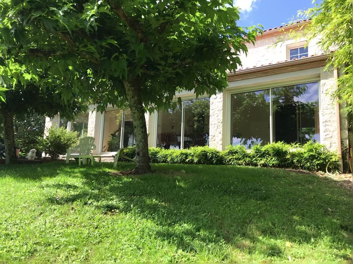 Maison à la campagne avec piscine et toboggan