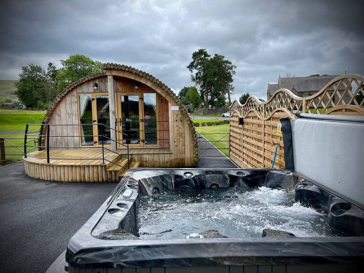 Primrose 2 bedroom glamping pod with hot tub.