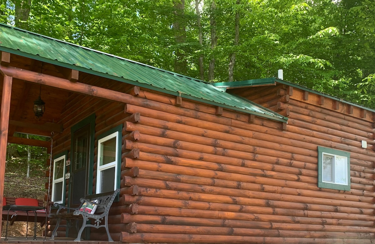 Pondview Overlook, a delightful tiny log cabin