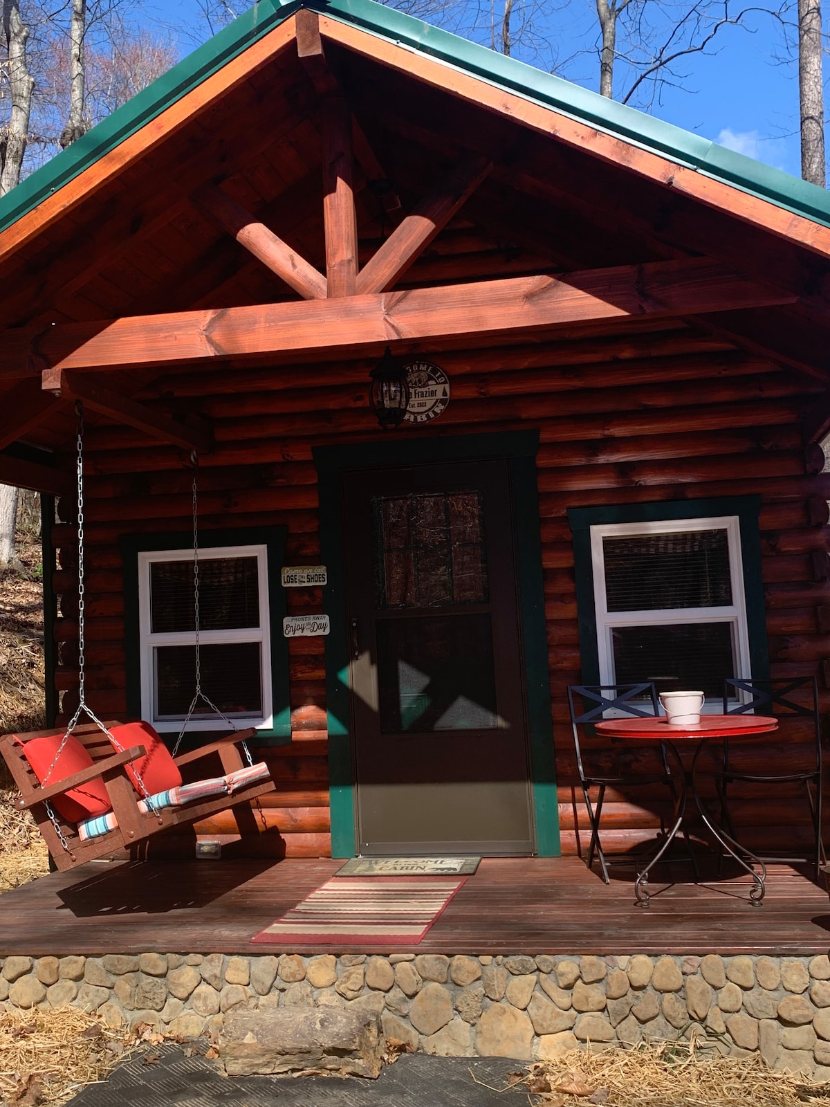 Pondview Overlook, a delightful tiny log cabin