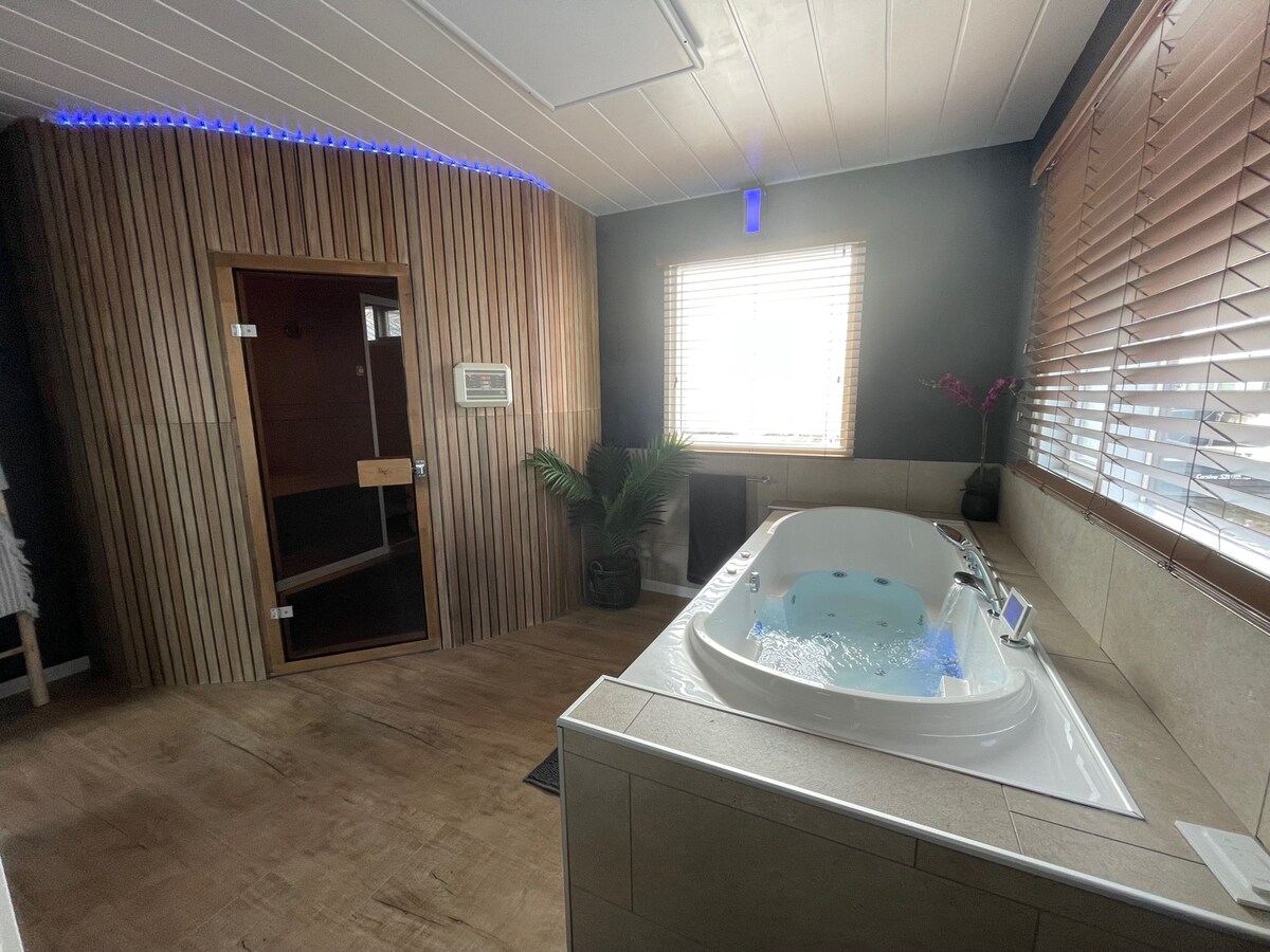 Poellodge XL, houseboat met whirlpool en sauna
