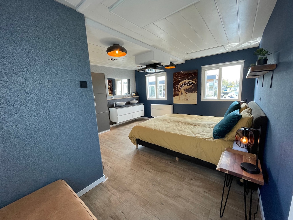 Poellodge XL, houseboat met whirlpool en sauna