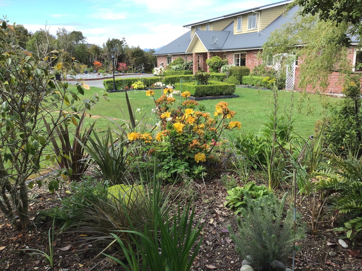 Hokitika Garden View Sunrise Room