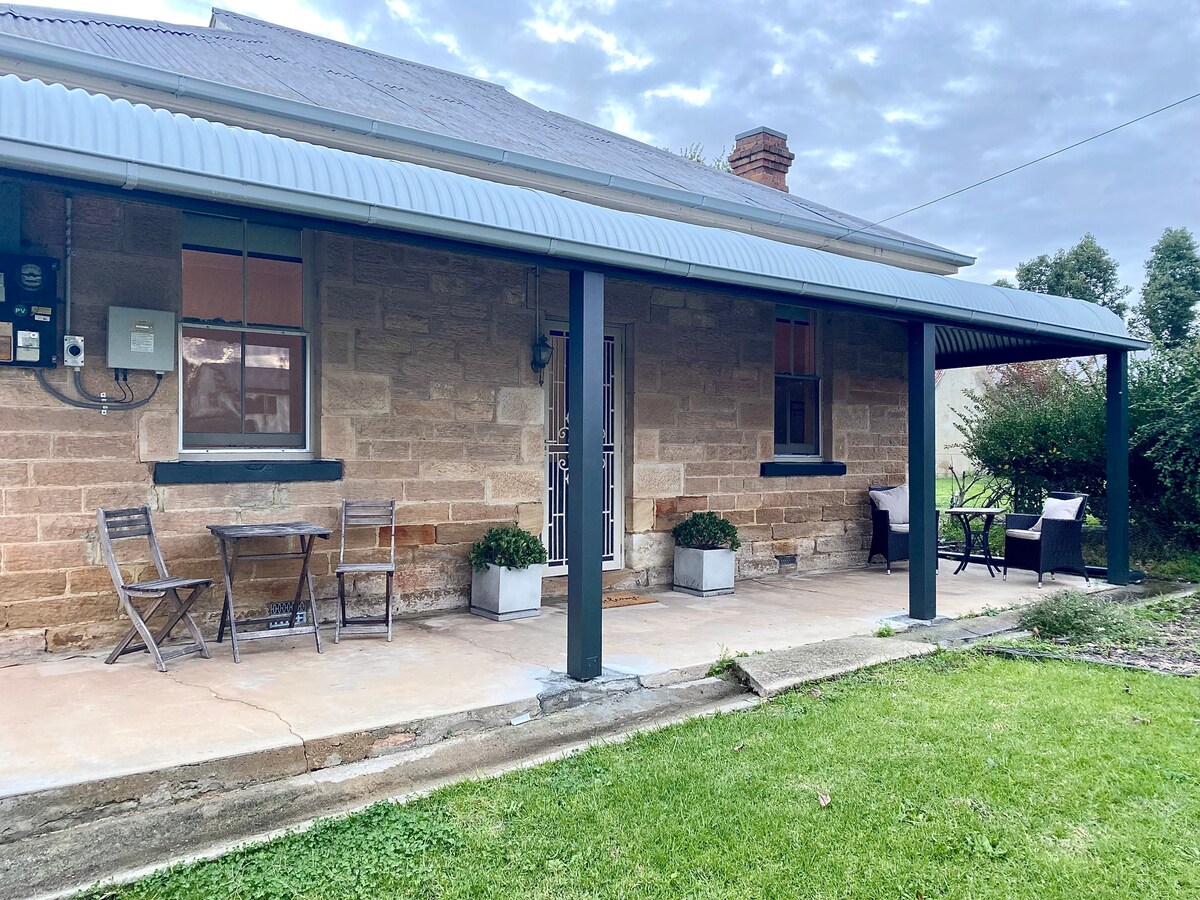 Vale Cottage R - c1900 stone -距离市区仅几步之遥