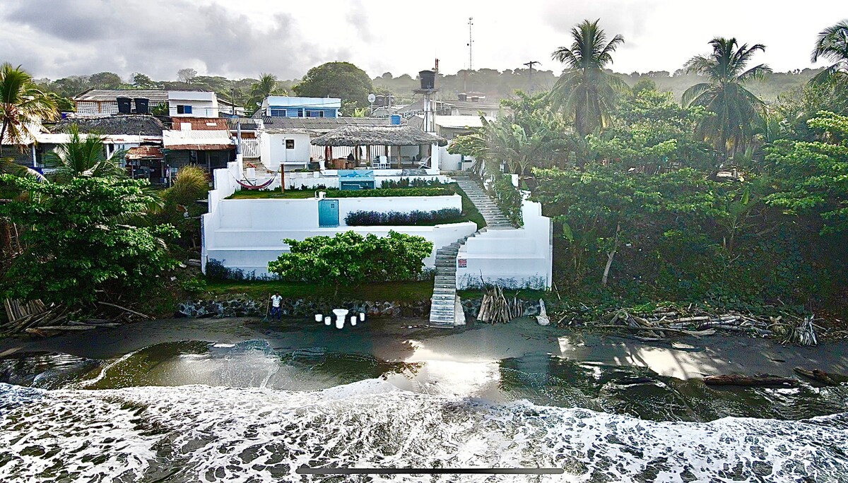 Casa con playa y piscina privada. Wifi, Netflix.