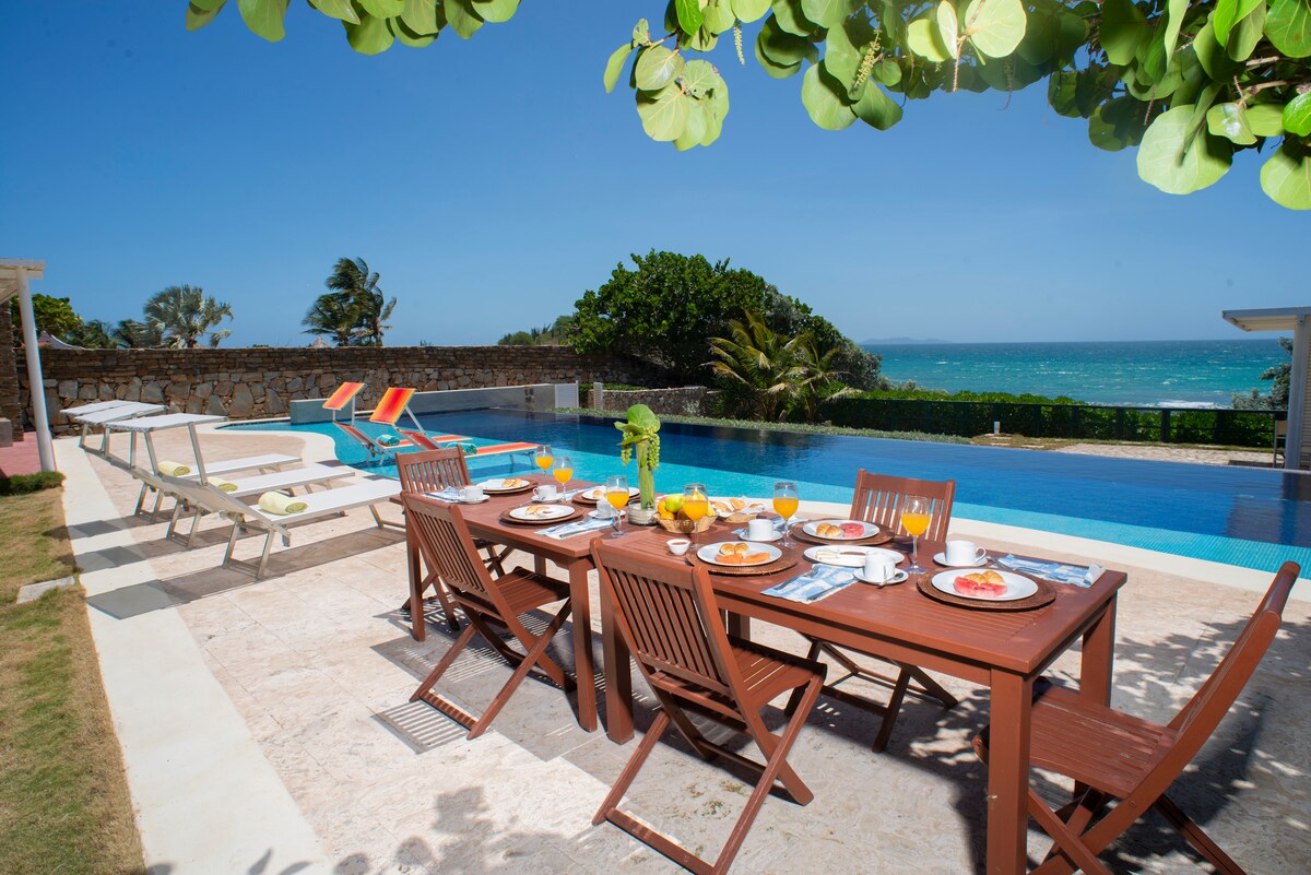 Villa de lujo con piscina jardin y acceso a playa