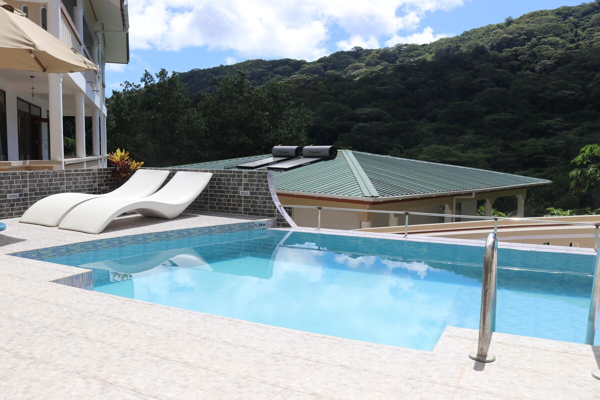 Charming 5 bedroom hotel with pool & Free Wi-Fi