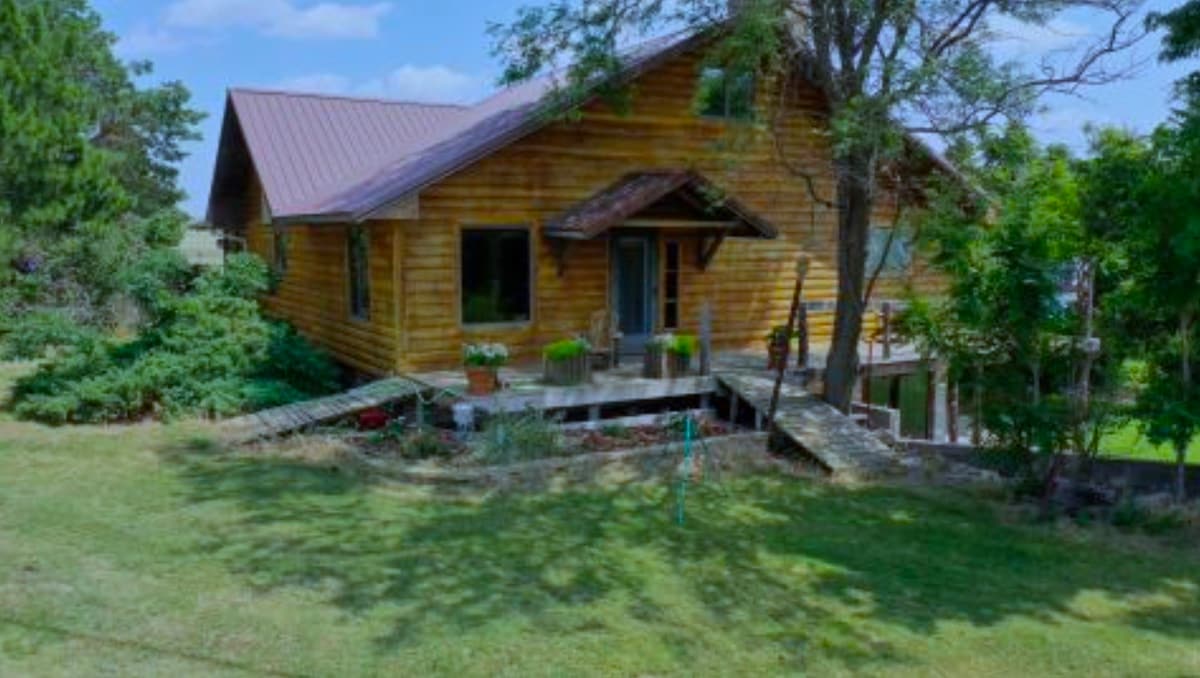 Lake views, secluded & newly remodeled ranch house