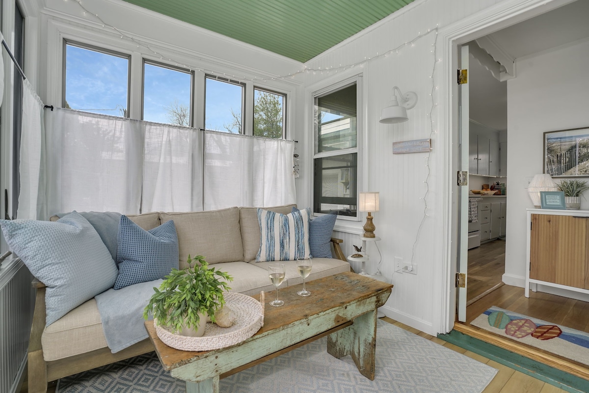 Adorable Beach Cottage Just Steps From Town & Bay