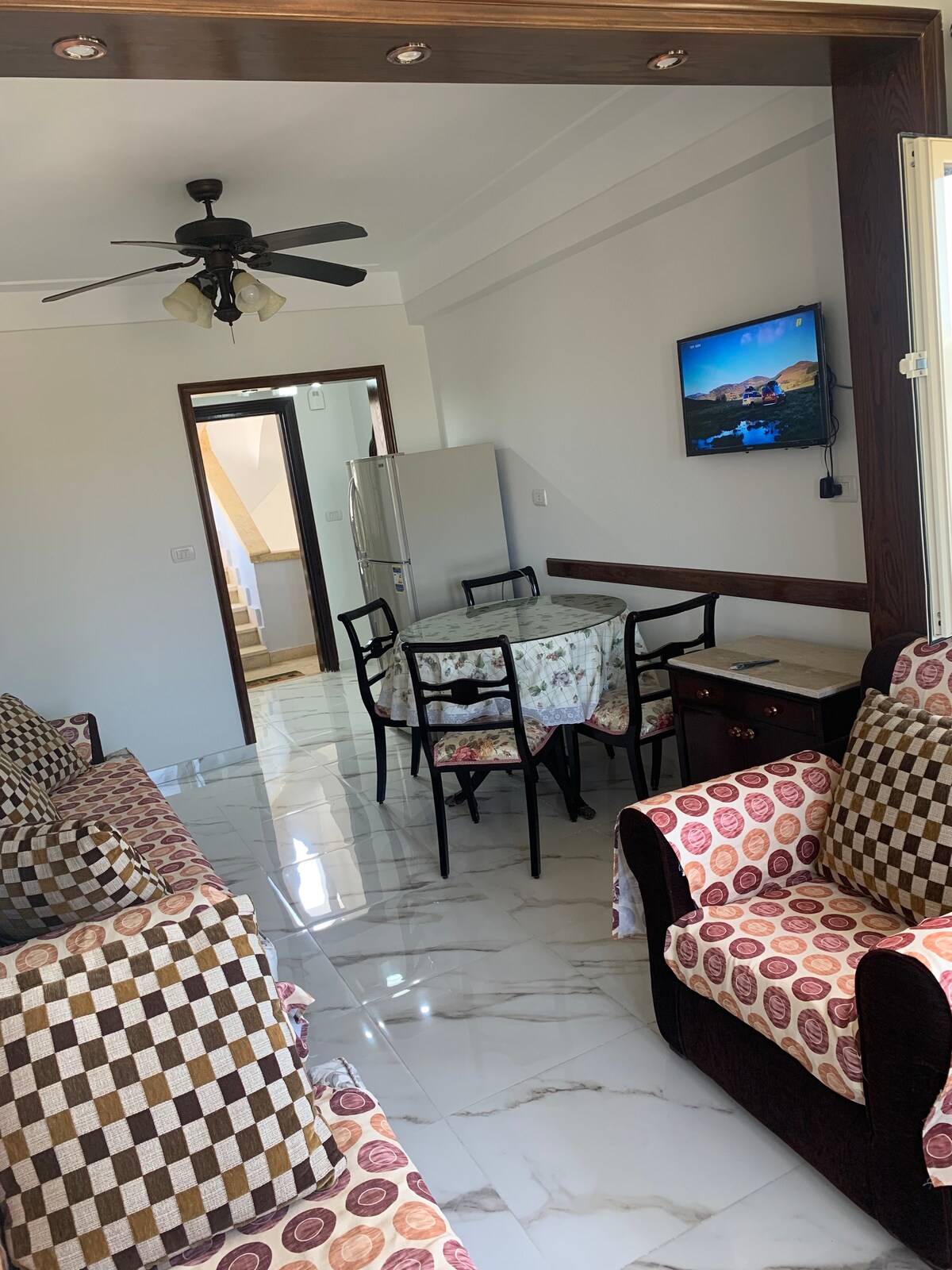 舒适且全新装修的公寓，带Al Amra海滩