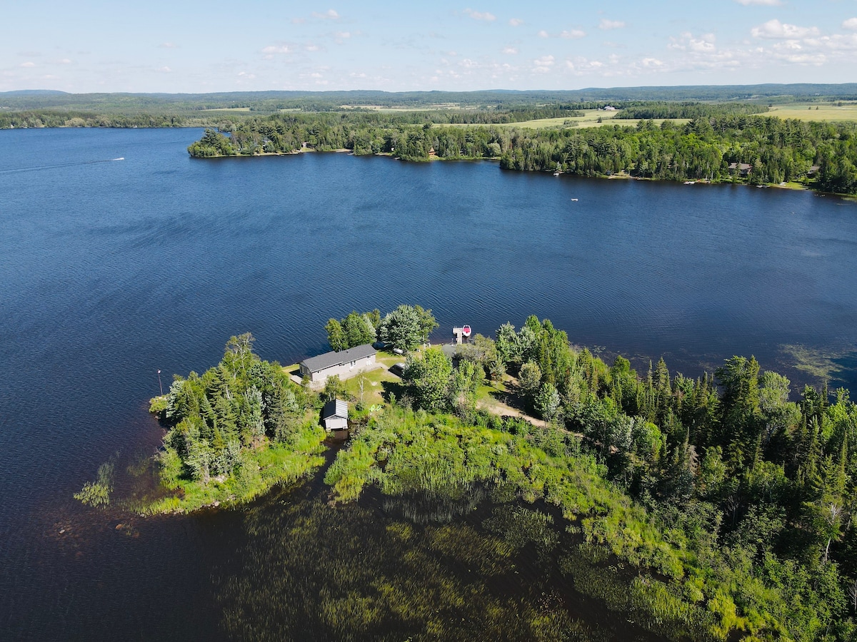 美丽的瓦西湖（ Wasi Lake ）海滨乡村小屋