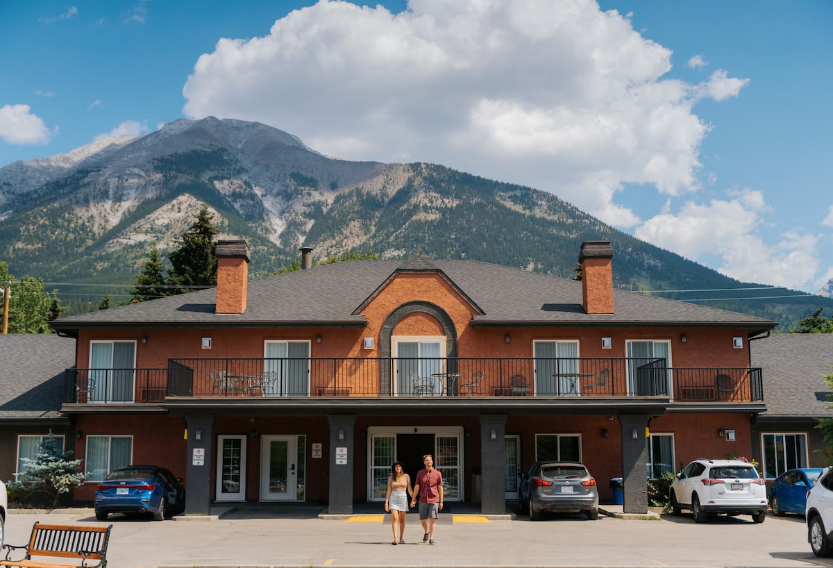 Northwinds Hotel Canmore I Two Queen & Deluxe King