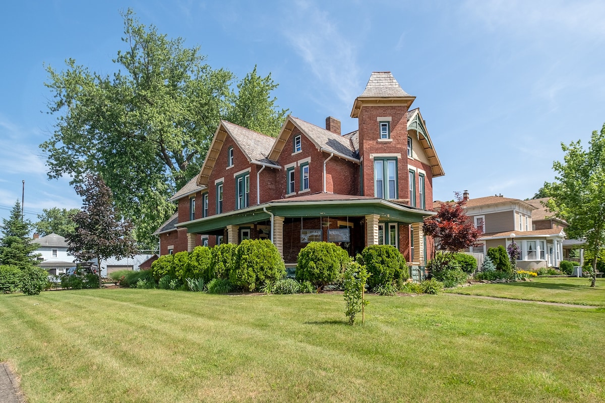 Historic Home, Hot Tub, 8 Bed, Noon Check In/Out