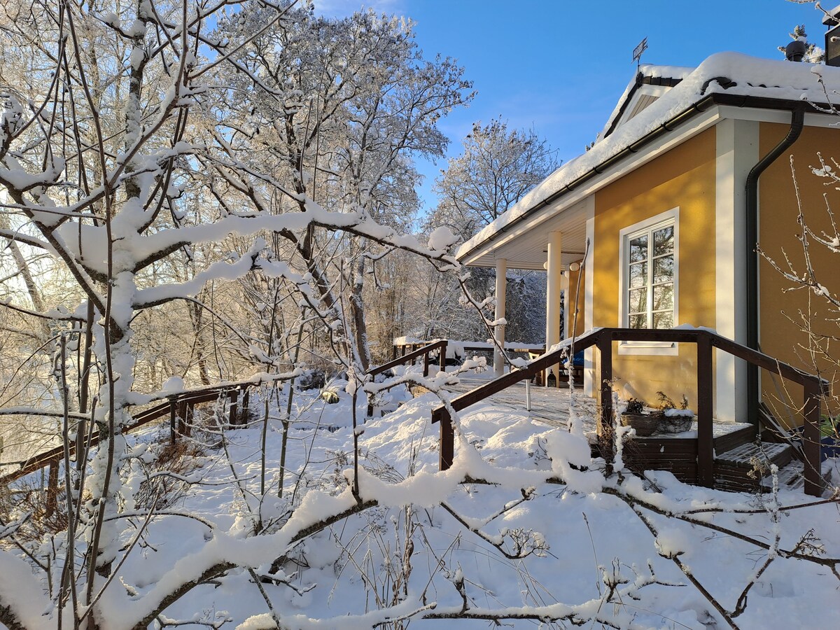 现代可爱的河畔小屋，靠近坦佩雷