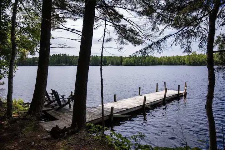 Private Hayward Lodge, 3 Docks on 8 Forested Acres