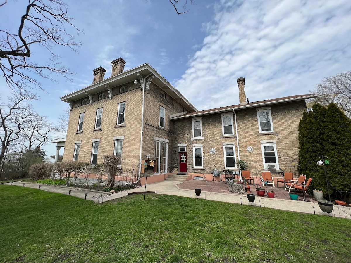 James’ Entire Apt @ the Historic McCormick House