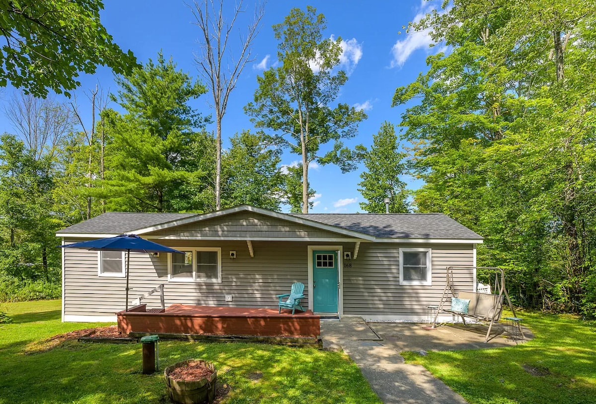 Charming lakeview cottage w/ kayaks, Richmond Pond