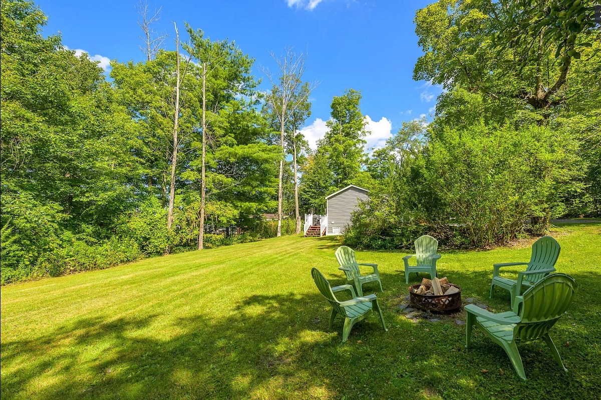 Charming lakeview cottage w/ kayaks, Richmond Pond