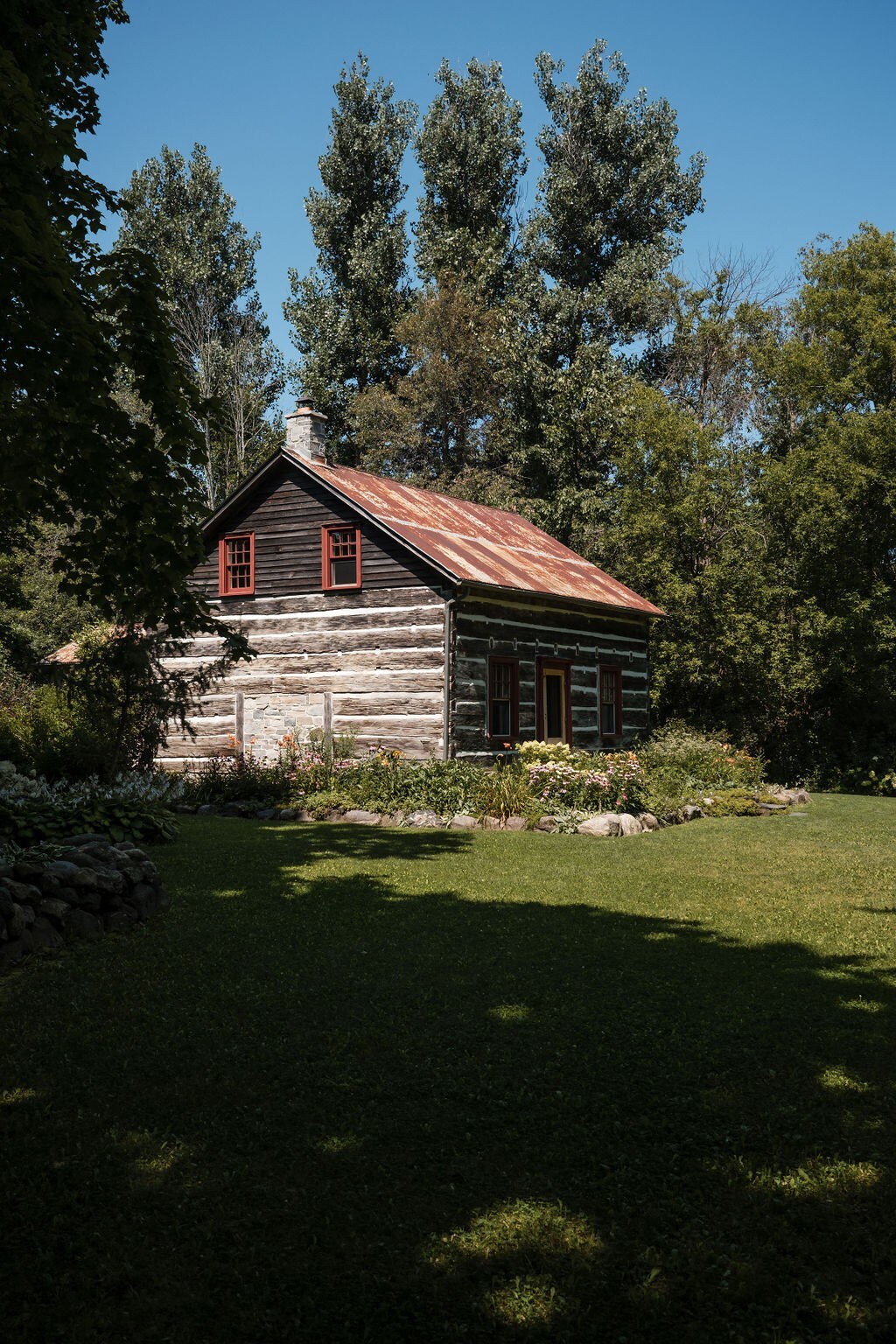 Log Cabin with gardens on the Salmon River