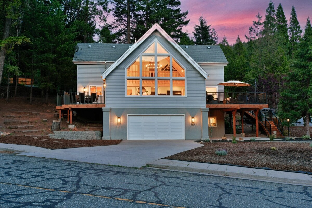 Whiskey Rock Lodge with hot tub!