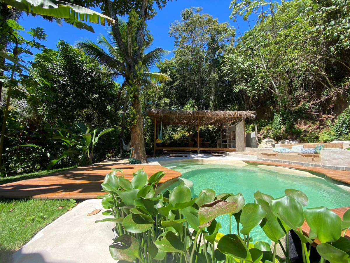 Encantador refúgio tropical com piscina natural