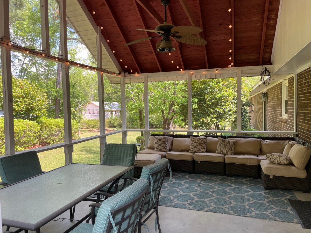 Cheerful 3-br home w/ beautiful porch in the Pines