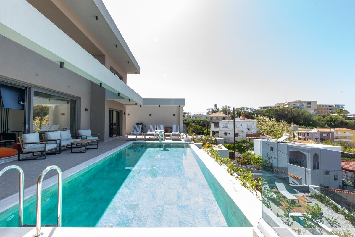 Villa Solis I 100m to the Sea & Free Heated pool