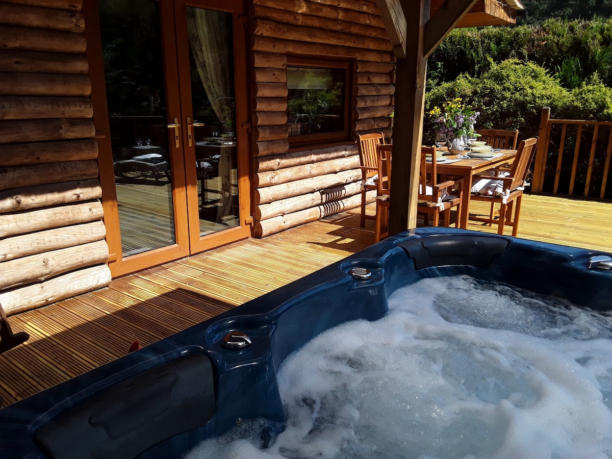 Luxury 2 bed log cabin with hottub and log burner