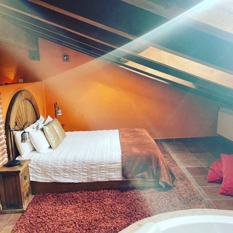 Hotel rural con jacuzzi y chimenea (Suite El Sol)