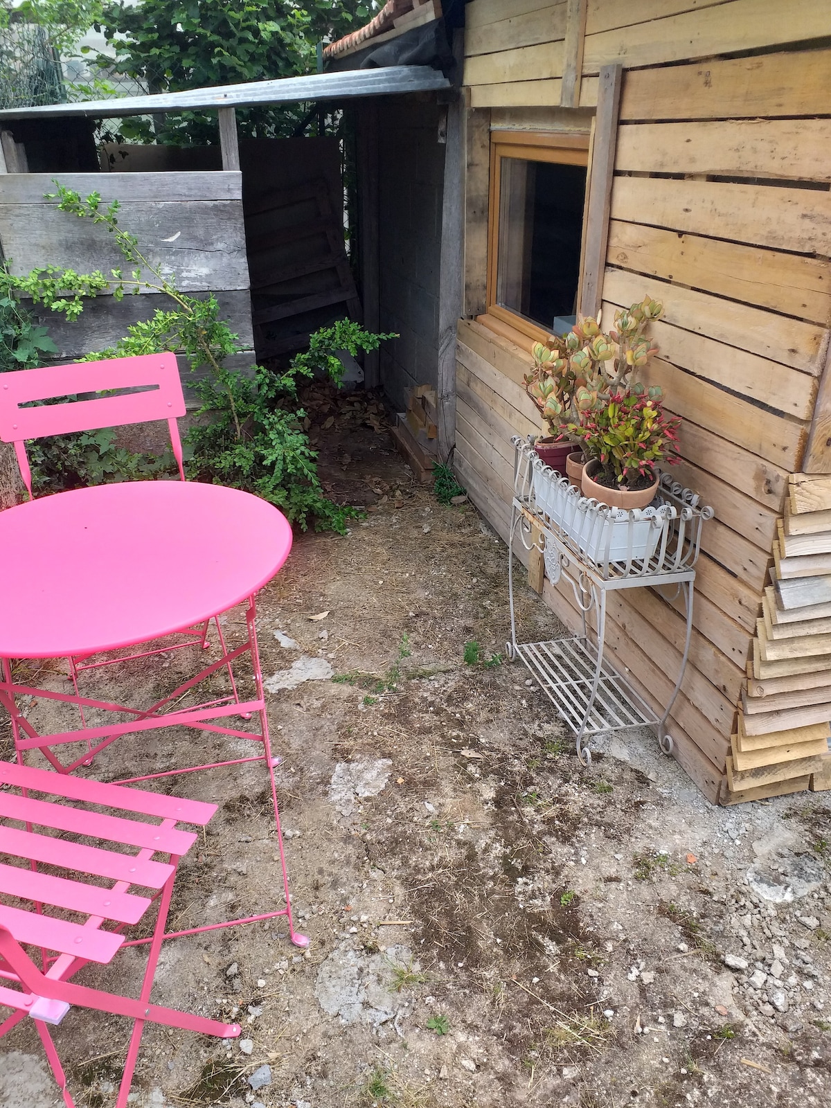 Cabane entre  joli jardin et  potager