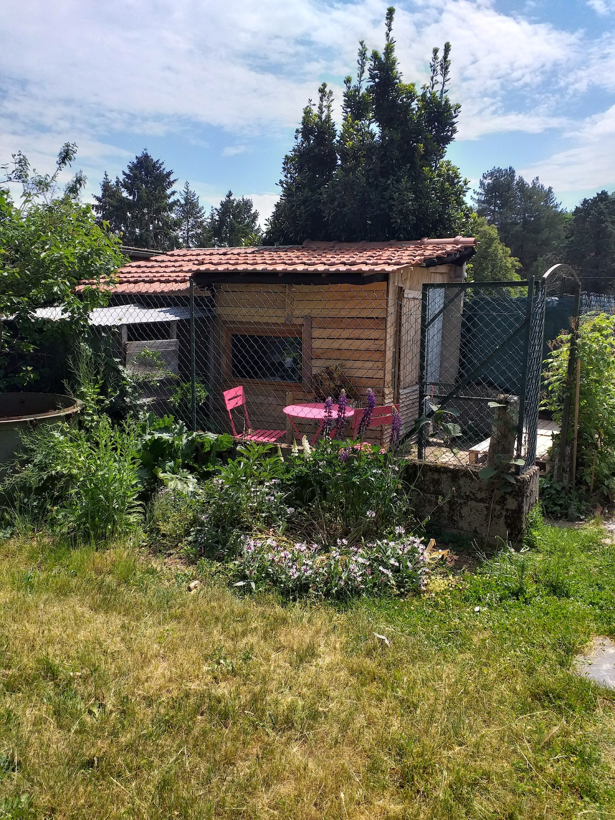 Cabane entre  joli jardin et  potager