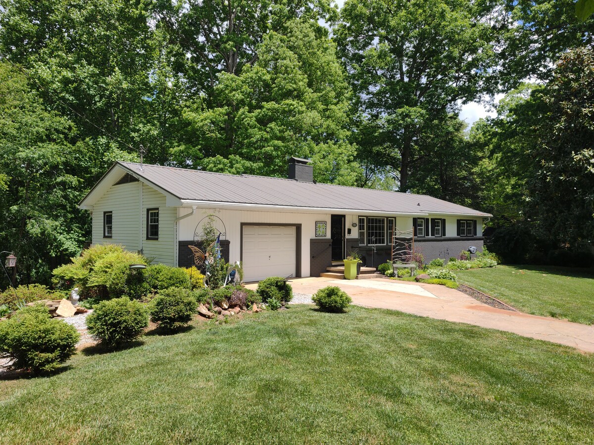 Hiker's Haven- 3 Bedroom Home in Downtown Franklin