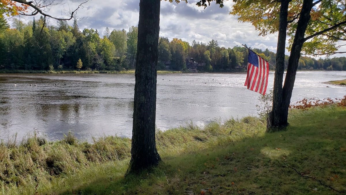 Private River Home Retreat 20 Min. From Escanaba