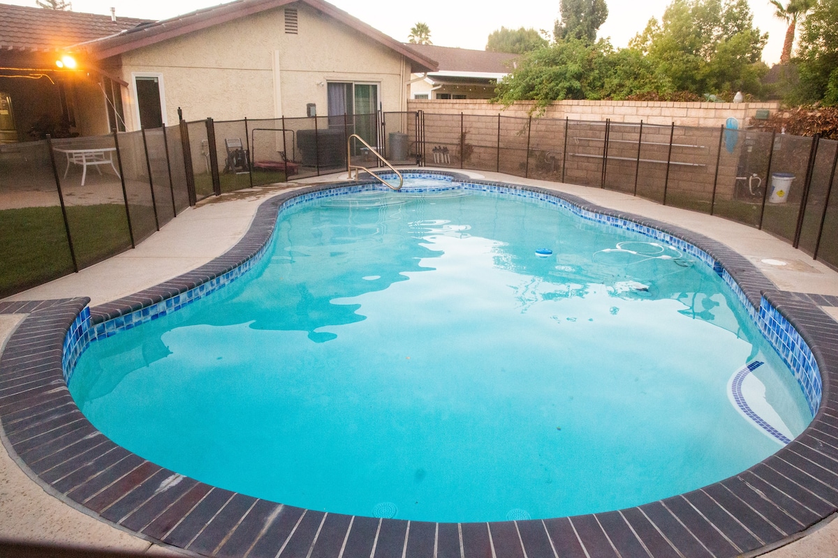 Cozy 3BD POOL Home in Santa Clarita near Six Flags