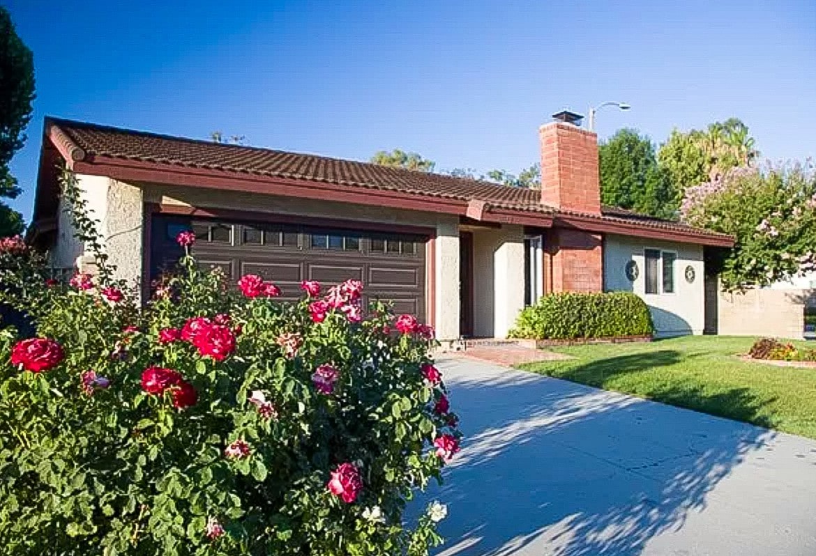 Cozy 3BD POOL Home in Santa Clarita near Six Flags