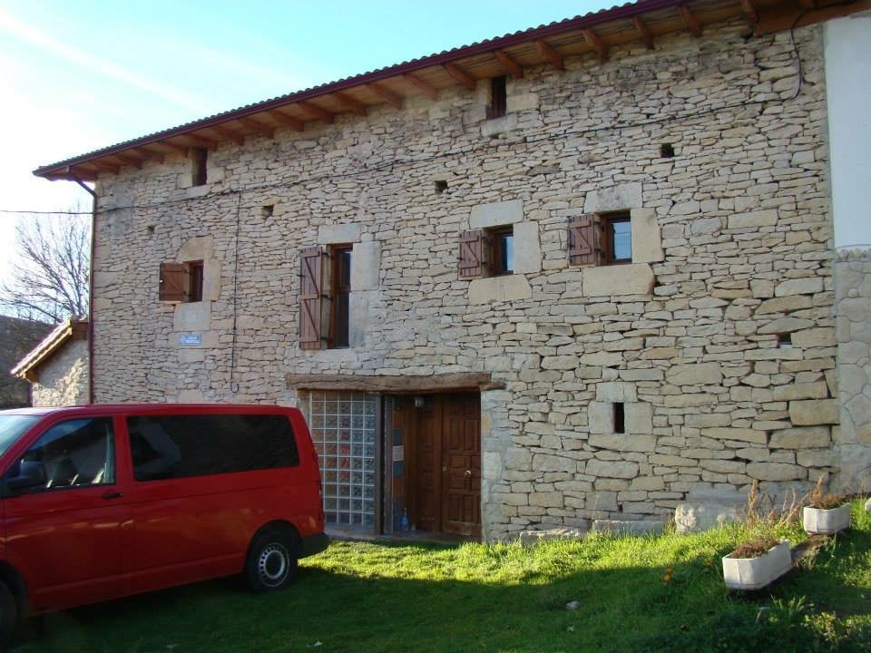 Casa de piedra remozada con placer