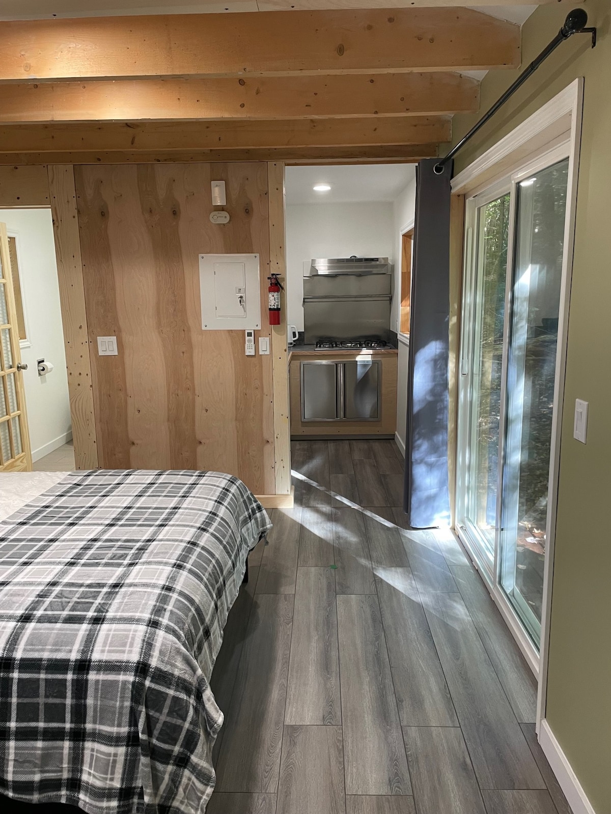Cabin with Queen Bed, Kitchen & Bathroom