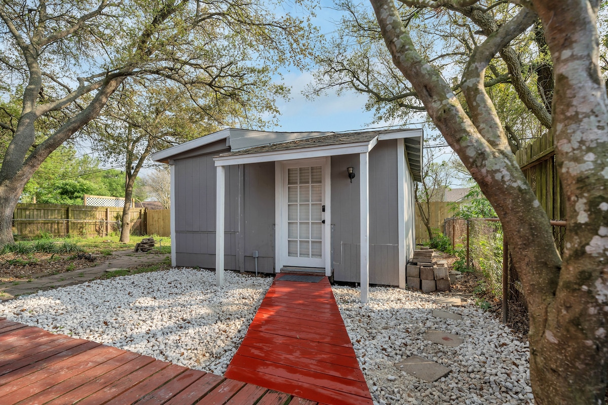 Private Cottage w/ Full Kitchen