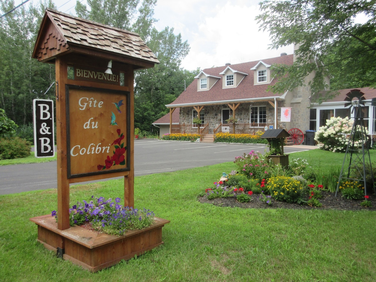 Gîte du Colibri风格住宿加早餐旅馆3间宽敞卧室