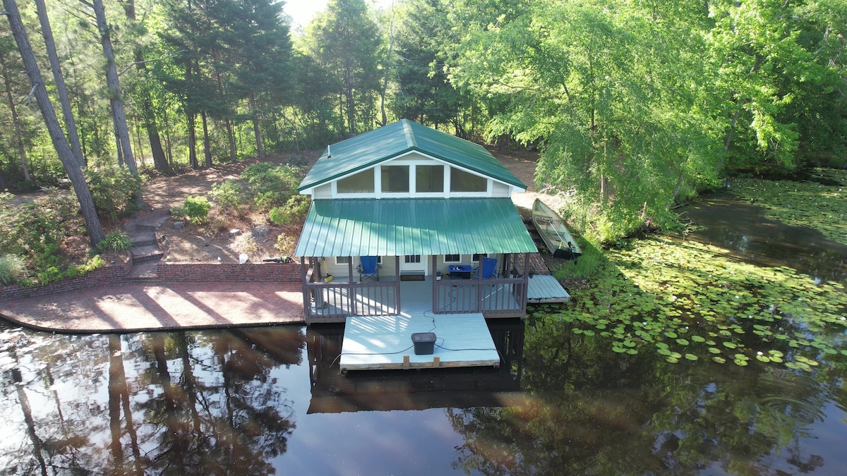 Peaceful Cabin on private pond, close to Callaway.