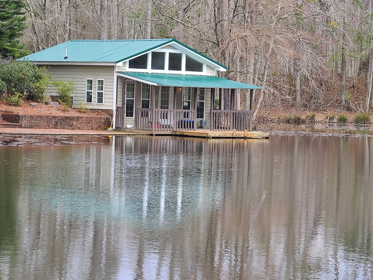 Peaceful Cabin on private pond, close to Callaway.