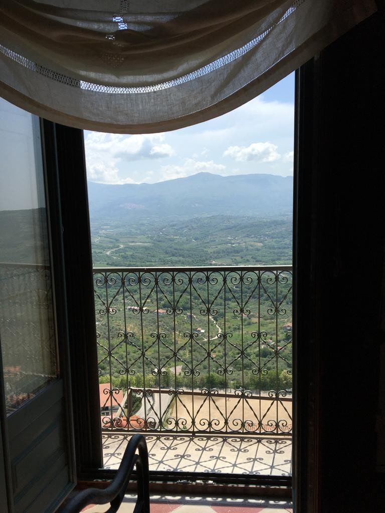 Antica dimora, stanza con balcone sulla valle