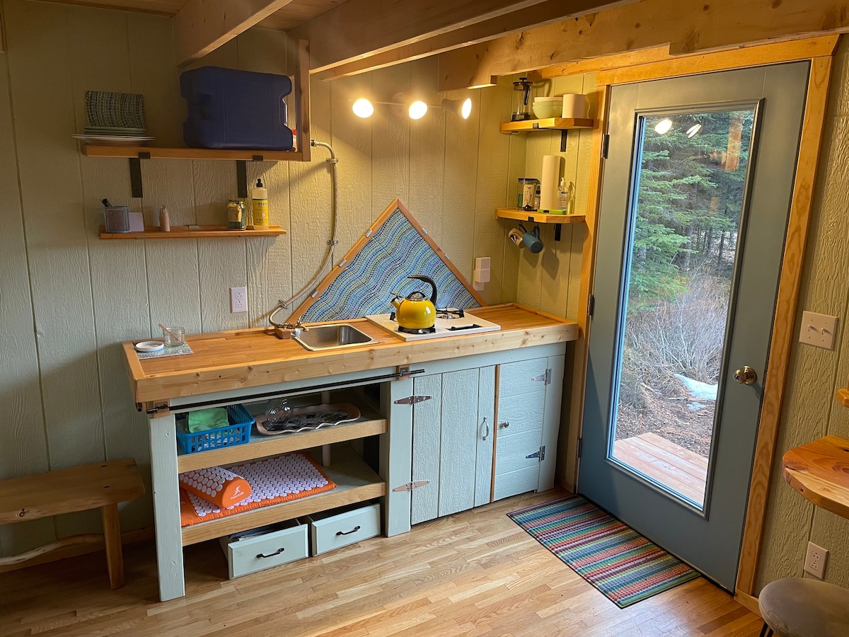 Adorable dry cabin in Fritz Creek, AK