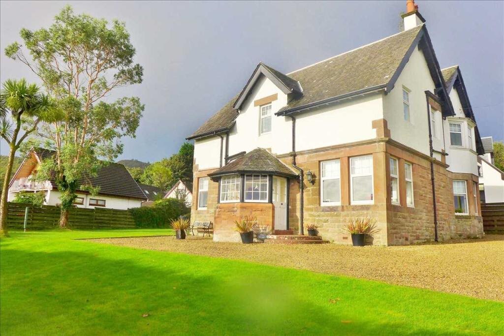 Gorgeous detached home close to the sea