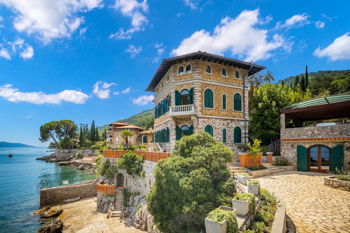 Villa Erzzi Lovran Mansion for up to 15 people